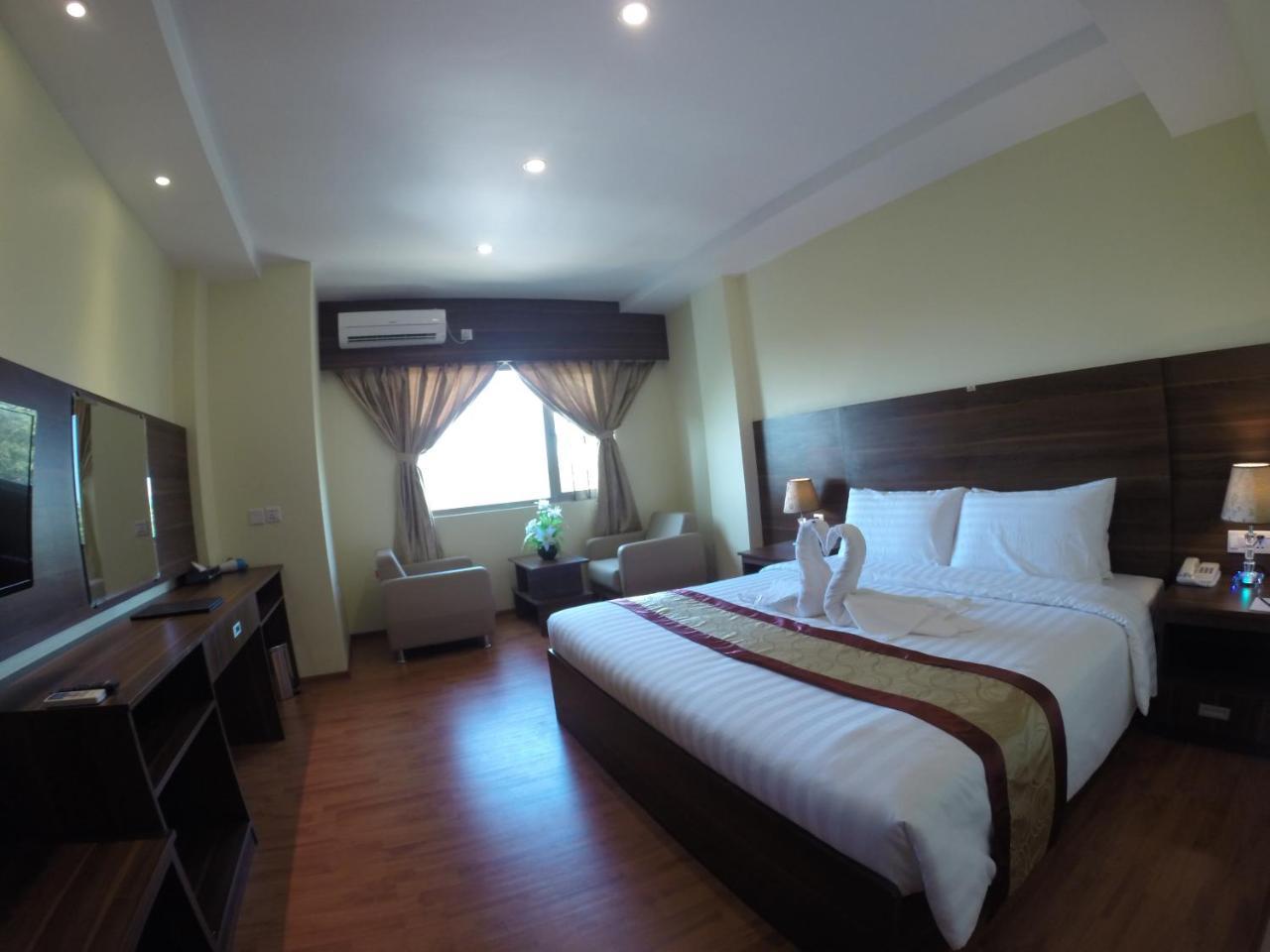 Silver Green Hotel Янгон Екстериор снимка